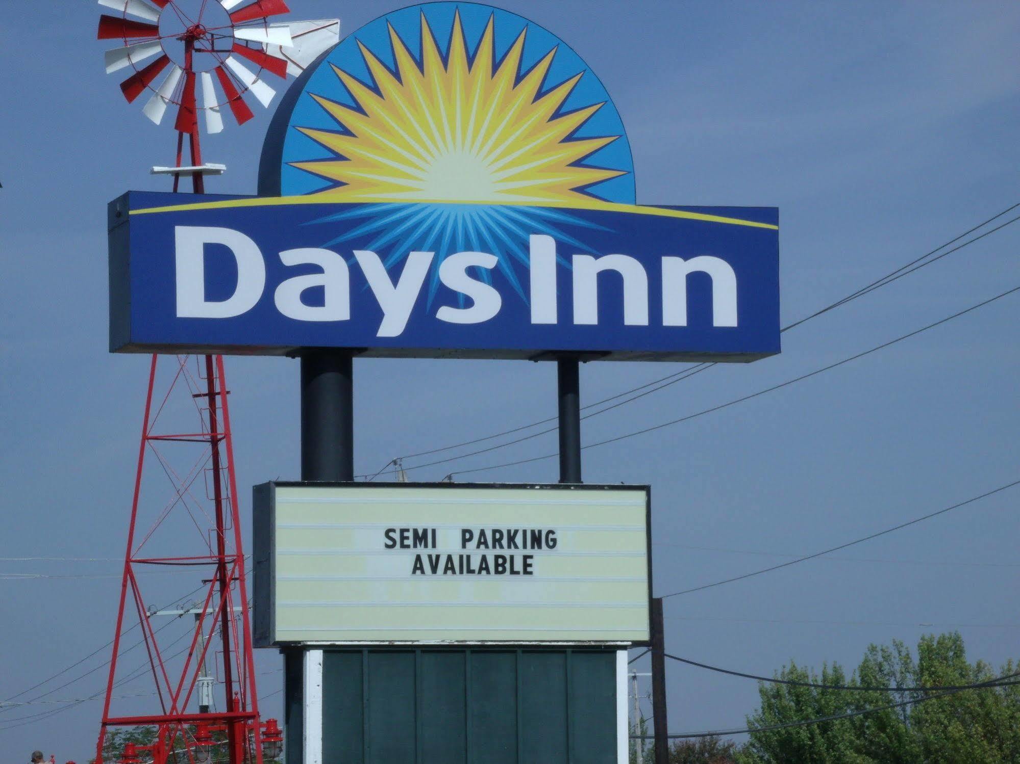 Days Inn By Wyndham Davenport Ia Eksteriør billede